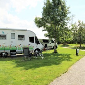 Wohnmobilstellplatz: 6 verharde camperplaatsen met grasstrook er is ook de mogelijkheid om op de camping te staan. - Camperplaats bij Camping De Stal