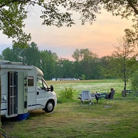 Wohnmobilstellplatz: Direkt am Fluss Vecht in Ommen gelegen. Ein Angelplatz par excellence. Radfahrer, Kanufahrer und Wanderer finden im schönen Vechtdal Overijssel unzählige Routen der schönen Natur. Das Resort de Arendshorst bietet geräumige Campingplätze und Stellplätze. Sie können auch in jede Richtung mit uns reisen. Es gibt die jeweiligen Stellplätze mit und ohne Strom, mit eigenem Wasserhahn und Abwasseranschluss.
Das Resort de Arendshorst befindet sich in einer einzigartigen Lage mitten in der Natur, direkt an der Overijsselse Vecht in der Nähe von Ommen. Ein wunderbarer Ort zum Erholen, Genießen und Entspannen. Ein Park mit großen Stellplätzen und vielen Annehmlichkeiten. Es gibt viele Einrichtungen, die Ihren Aufenthalt noch angenehmer machen.

Kurz gesagt, für einen Top-Urlaub in einer einzigartigen Lage für die ganze Familie oder ein paar Tage zum Angeln und Radfahren, kommen Sie zu uns ins Resort de Arendshorst! - Resort de Arendshorst