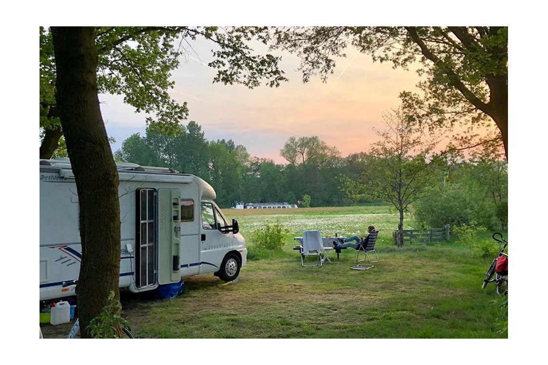 Wohnmobilstellplatz: Direkt am Fluss Vecht in Ommen gelegen. Ein Angelplatz par excellence. Radfahrer, Kanufahrer und Wanderer finden im schönen Vechtdal Overijssel unzählige Routen der schönen Natur. Das Resort de Arendshorst bietet geräumige Campingplätze und Stellplätze. Sie können auch in jede Richtung mit uns reisen. Es gibt die jeweiligen Stellplätze mit und ohne Strom, mit eigenem Wasserhahn und Abwasseranschluss.
Das Resort de Arendshorst befindet sich in einer einzigartigen Lage mitten in der Natur, direkt an der Overijsselse Vecht in der Nähe von Ommen. Ein wunderbarer Ort zum Erholen, Genießen und Entspannen. Ein Park mit großen Stellplätzen und vielen Annehmlichkeiten. Es gibt viele Einrichtungen, die Ihren Aufenthalt noch angenehmer machen.

Kurz gesagt, für einen Top-Urlaub in einer einzigartigen Lage für die ganze Familie oder ein paar Tage zum Angeln und Radfahren, kommen Sie zu uns ins Resort de Arendshorst! - Resort de Arendshorst