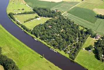 Wohnmobilstellplatz: Direkt am Fluss Vecht in Ommen gelegen. Ein Angelplatz par excellence. Radfahrer, Kanufahrer und Wanderer finden im schönen Vechtdal Overijssel unzählige Routen der schönen Natur. Das Resort de Arendshorst bietet geräumige Campingplätze und Stellplätze. Sie können auch in jede Richtung mit uns reisen. Es gibt die jeweiligen Stellplätze mit und ohne Strom, mit eigenem Wasserhahn und Abwasseranschluss.
Das Resort de Arendshorst befindet sich in einer einzigartigen Lage mitten in der Natur, direkt an der Overijsselse Vecht in der Nähe von Ommen. Ein wunderbarer Ort zum Erholen, Genießen und Entspannen. Ein Park mit großen Stellplätzen und vielen Annehmlichkeiten. Es gibt viele Einrichtungen, die Ihren Aufenthalt noch angenehmer machen. - Resort de Arendshorst