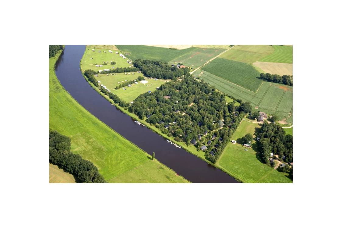 Wohnmobilstellplatz: Direkt am Fluss Vecht in Ommen gelegen. Ein Angelplatz par excellence. Radfahrer, Kanufahrer und Wanderer finden im schönen Vechtdal Overijssel unzählige Routen der schönen Natur. Das Resort de Arendshorst bietet geräumige Campingplätze und Stellplätze. Sie können auch in jede Richtung mit uns reisen. Es gibt die jeweiligen Stellplätze mit und ohne Strom, mit eigenem Wasserhahn und Abwasseranschluss.
Das Resort de Arendshorst befindet sich in einer einzigartigen Lage mitten in der Natur, direkt an der Overijsselse Vecht in der Nähe von Ommen. Ein wunderbarer Ort zum Erholen, Genießen und Entspannen. Ein Park mit großen Stellplätzen und vielen Annehmlichkeiten. Es gibt viele Einrichtungen, die Ihren Aufenthalt noch angenehmer machen. - Resort de Arendshorst