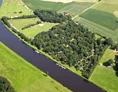 Wohnmobilstellplatz: Direkt am Fluss Vecht in Ommen gelegen. Ein Angelplatz par excellence. Radfahrer, Kanufahrer und Wanderer finden im schönen Vechtdal Overijssel unzählige Routen der schönen Natur. Das Resort de Arendshorst bietet geräumige Campingplätze und Stellplätze. Sie können auch in jede Richtung mit uns reisen. Es gibt die jeweiligen Stellplätze mit und ohne Strom, mit eigenem Wasserhahn und Abwasseranschluss.
Das Resort de Arendshorst befindet sich in einer einzigartigen Lage mitten in der Natur, direkt an der Overijsselse Vecht in der Nähe von Ommen. Ein wunderbarer Ort zum Erholen, Genießen und Entspannen. Ein Park mit großen Stellplätzen und vielen Annehmlichkeiten. Es gibt viele Einrichtungen, die Ihren Aufenthalt noch angenehmer machen. - Resort de Arendshorst