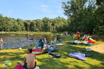 Wohnmobilstellplatz: Zwemvijver op de camping. - Camping de Bosrand Spier