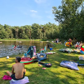Wohnmobilstellplatz: Zwemvijver op de camping. - Camping de Bosrand Spier