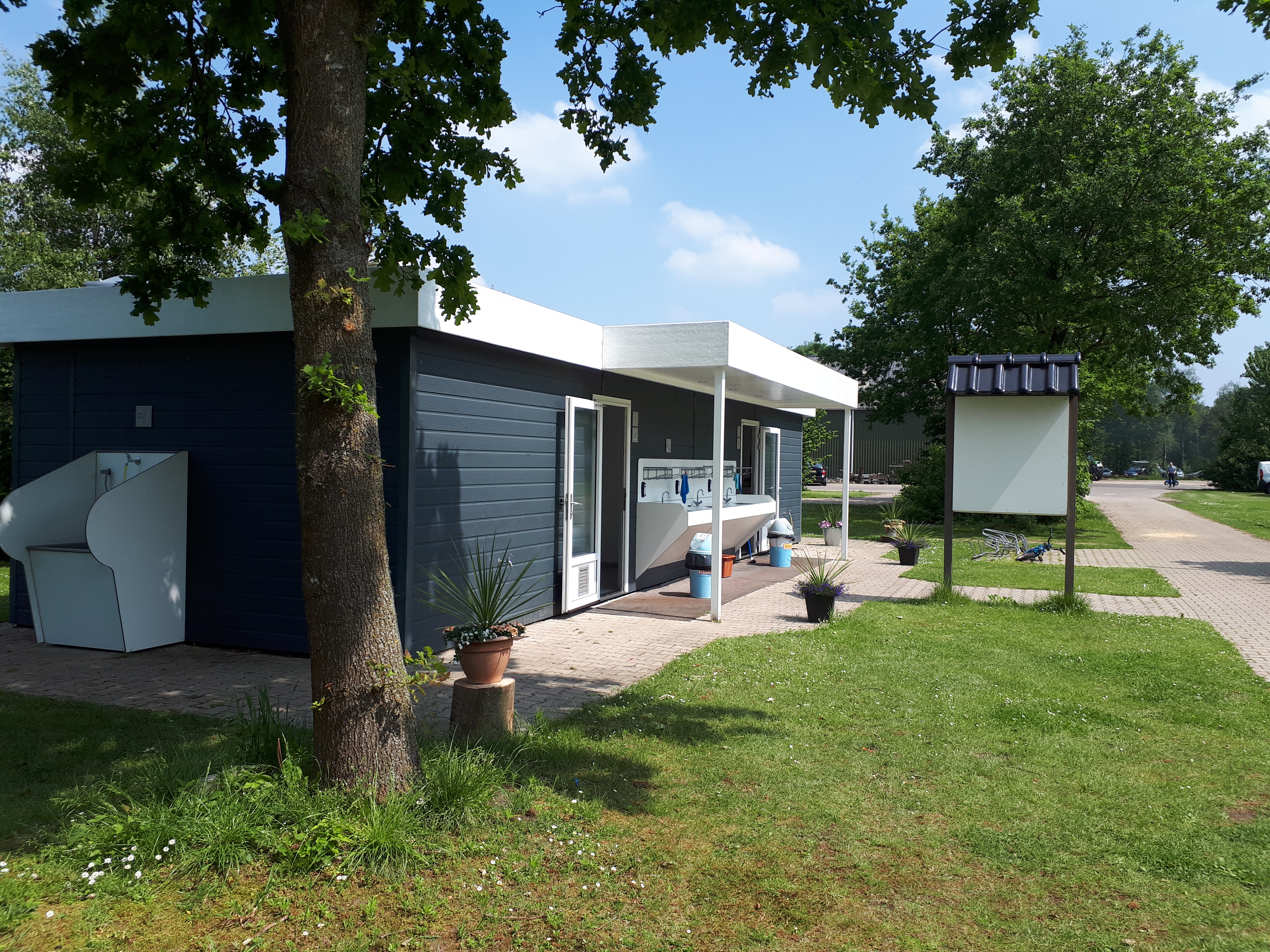 Wohnmobilstellplatz: sanitairgebouw - Camping de Bosrand Spier