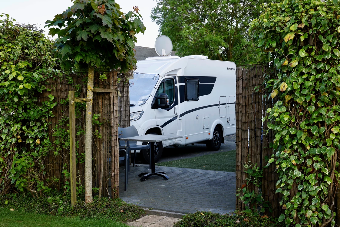 Wohnmobilstellplatz: Doorkijkje naar privé terras - Camperpark It Tún-Hûs