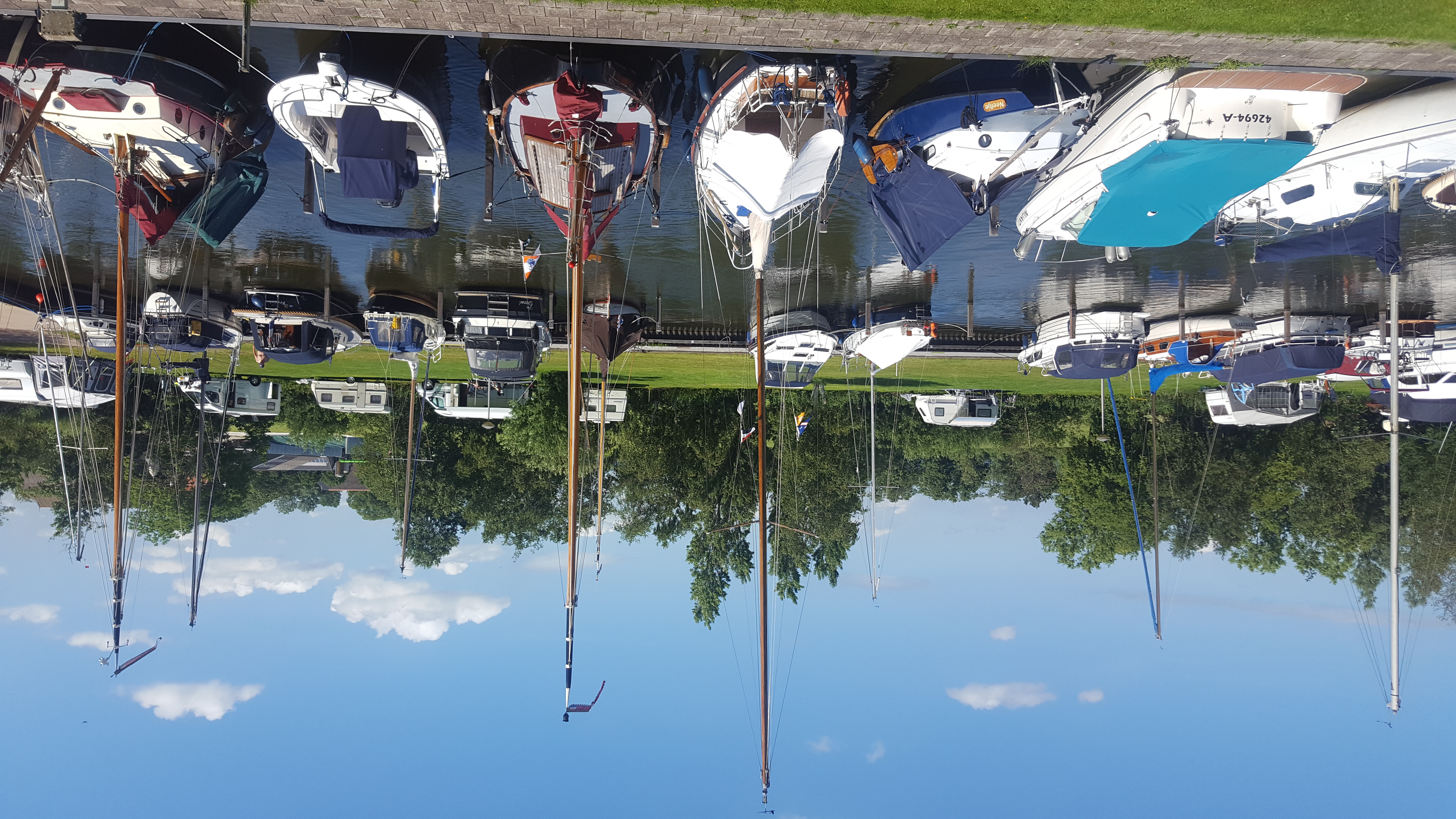 Wohnmobilstellplatz: Stellplätze für Wohnwagen und Wohnmobile am Hafen - Recreatiebedrijf De Koevoet - Emplacements