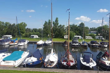 Wohnmobilstellplatz: Stellplätze für Wohnwagen und Wohnmobile am Hafen - Recreatiebedrijf De Koevoet