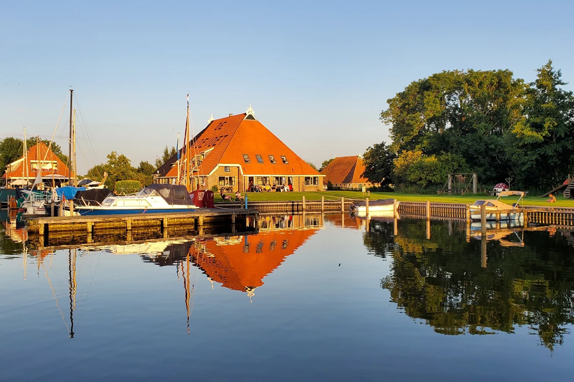 Wohnmobilstellplatz: Camping und Ferienwohnungen am Wasser - Recreatiebedrijf De Koevoet