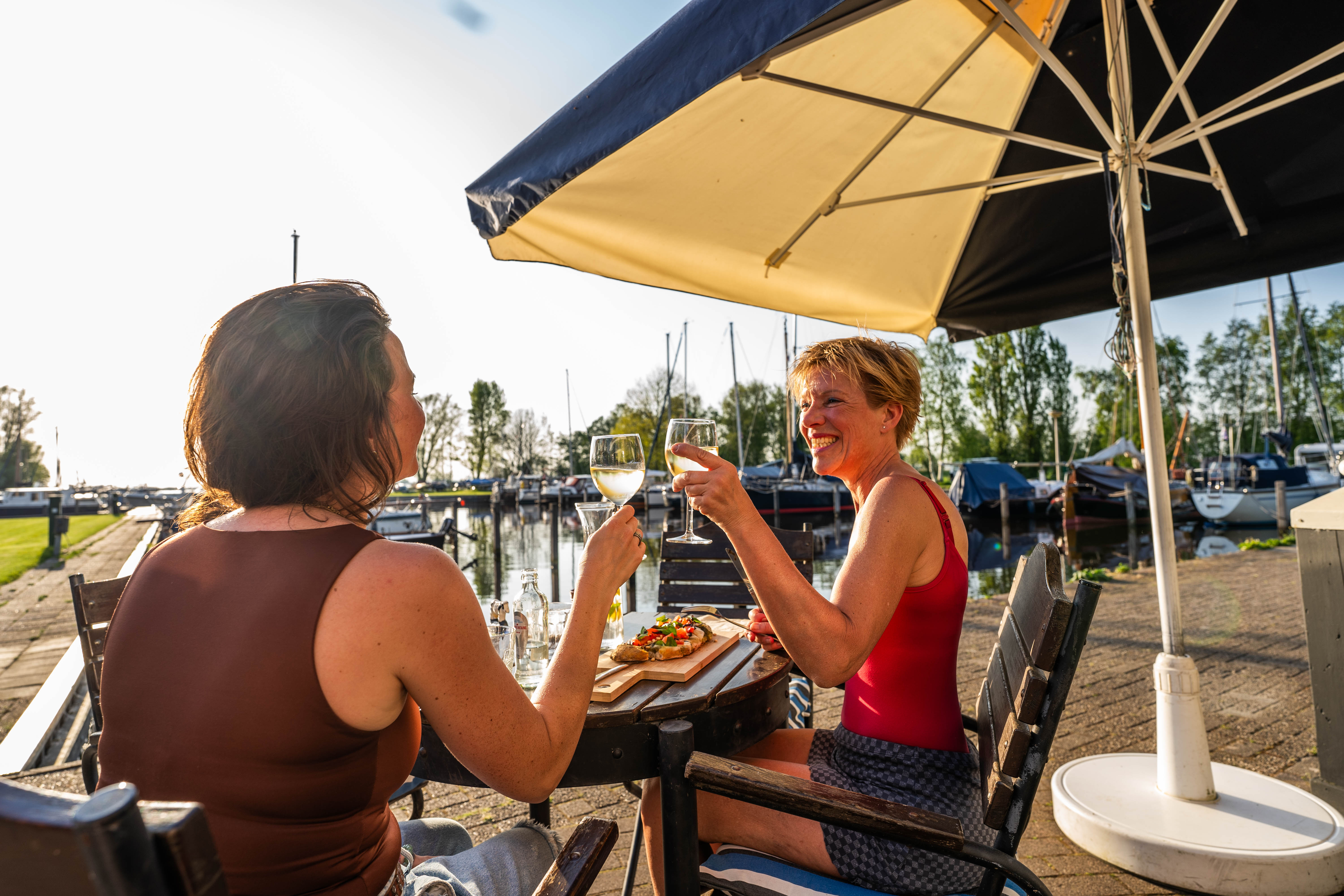 Wohnmobilstellplatz: Terrasse am Hafen - Recreatiebedrijf De Koevoet - Restauration