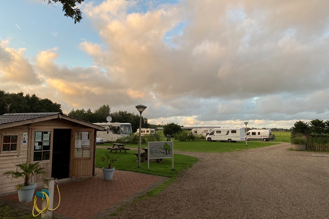 Wohnmobilstellplatz: Camperplaats Op Streek