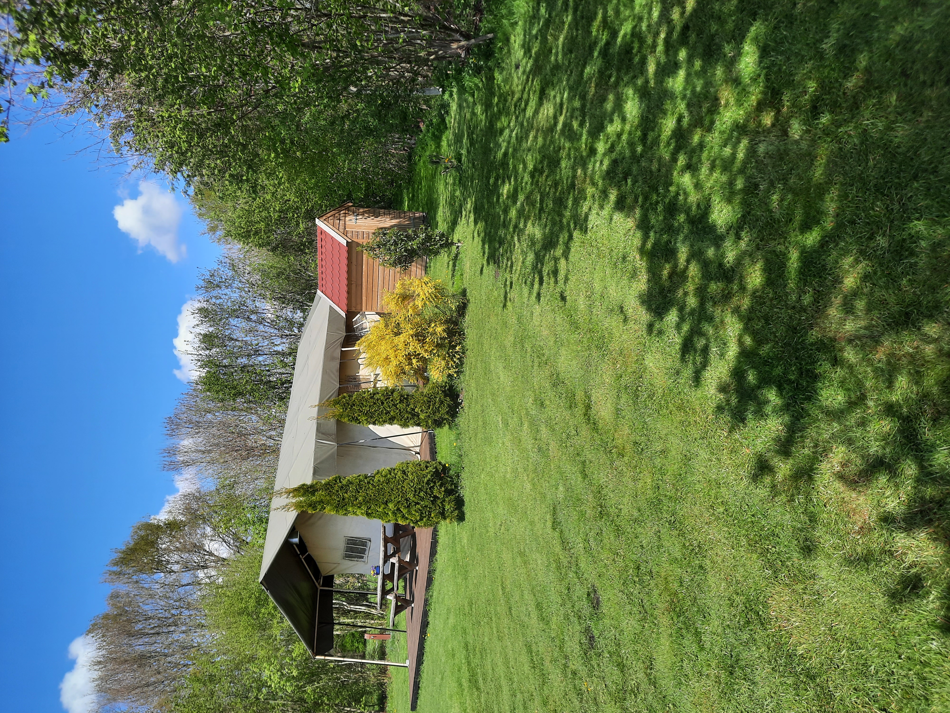 Wohnmobilstellplatz: Safaritent van 10x5 meter voorzien van alle faciliteiten, keuken, zitkamer, keuken ,Slaapkamer en complete badkamer - Camping Buitengoed de Veenstede