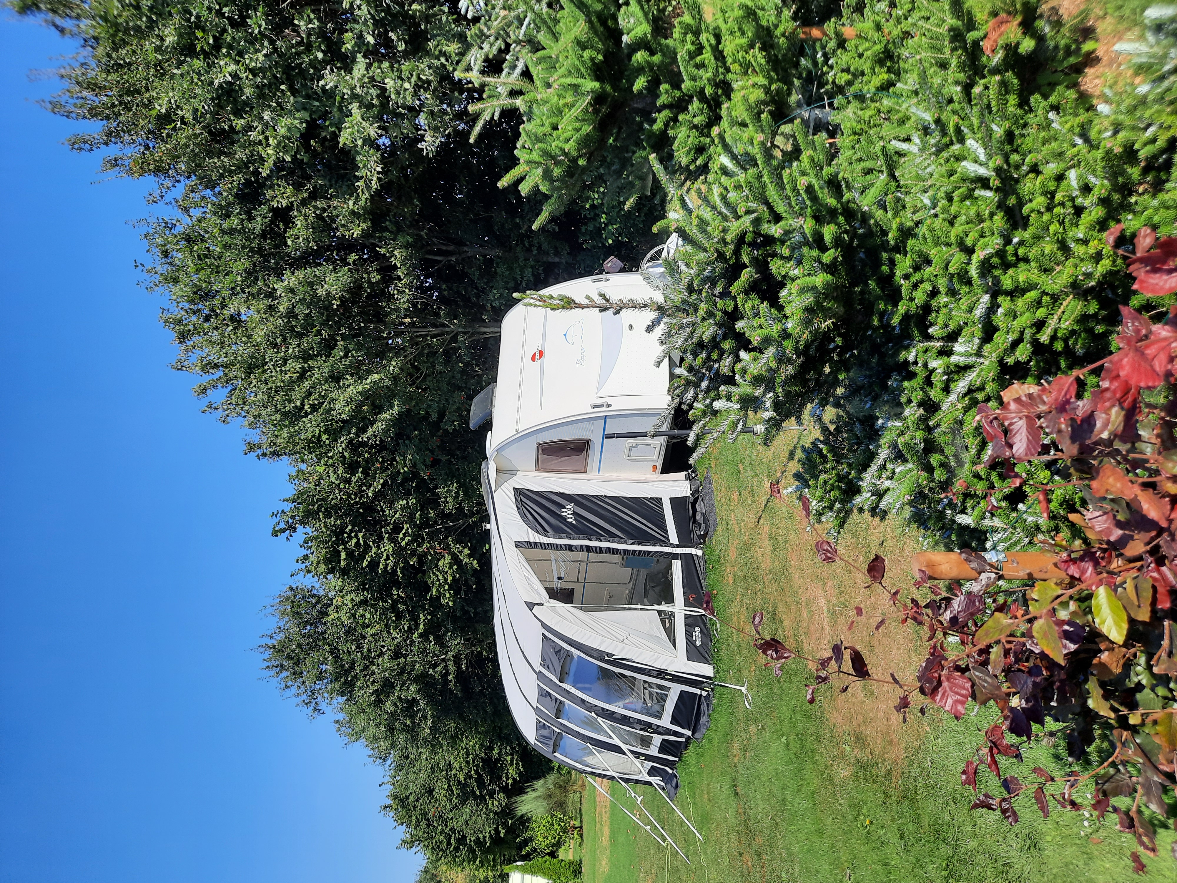 Wohnmobilstellplatz: Kamperen met de caravan met alle voorzieningen op de plaats  - Camping Buitengoed de Veenstede