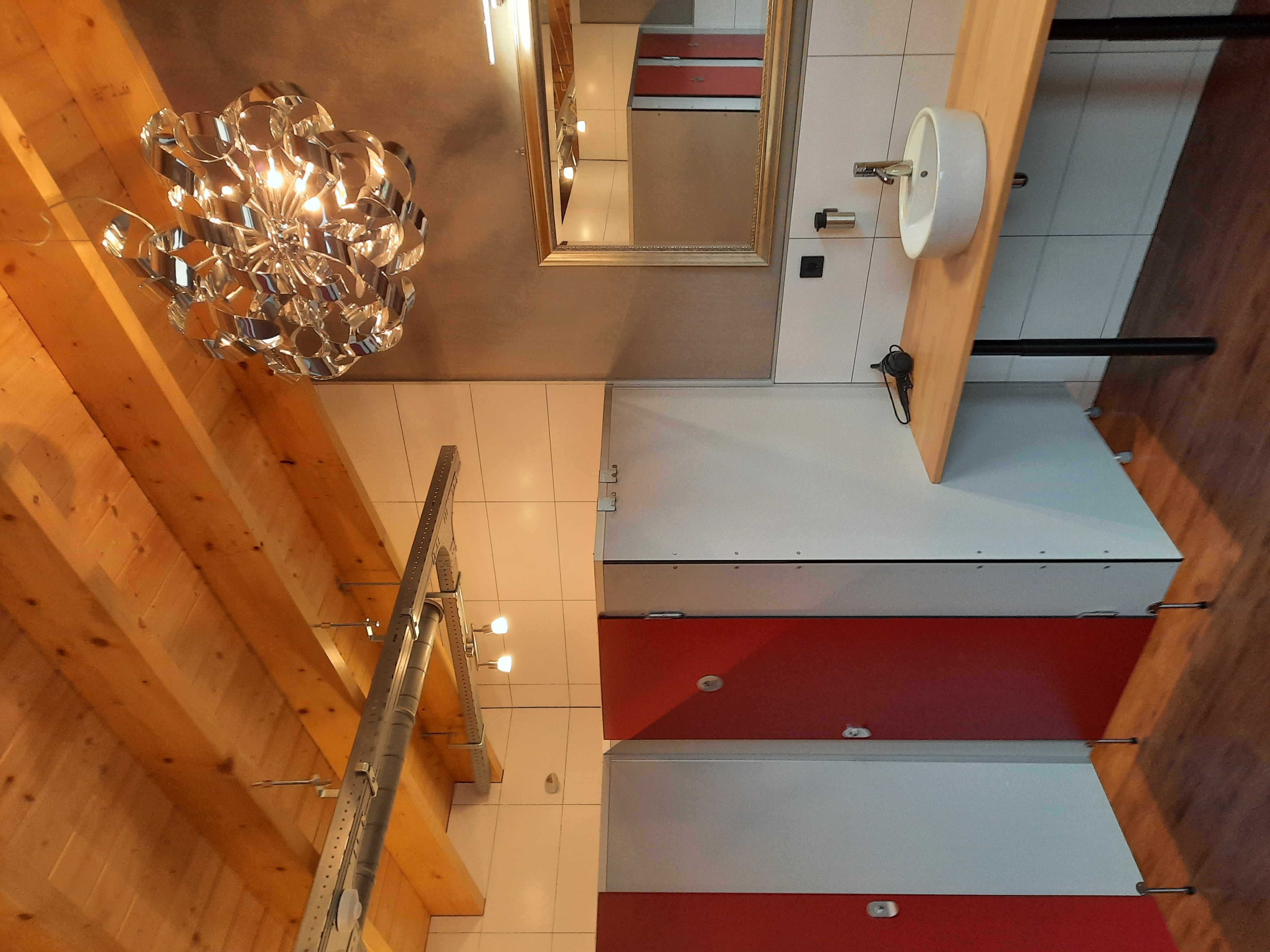 Wohnmobilstellplatz: Het sanitaire-gebouw  met wastafels en douches - Camping Buitengoed de Veenstede