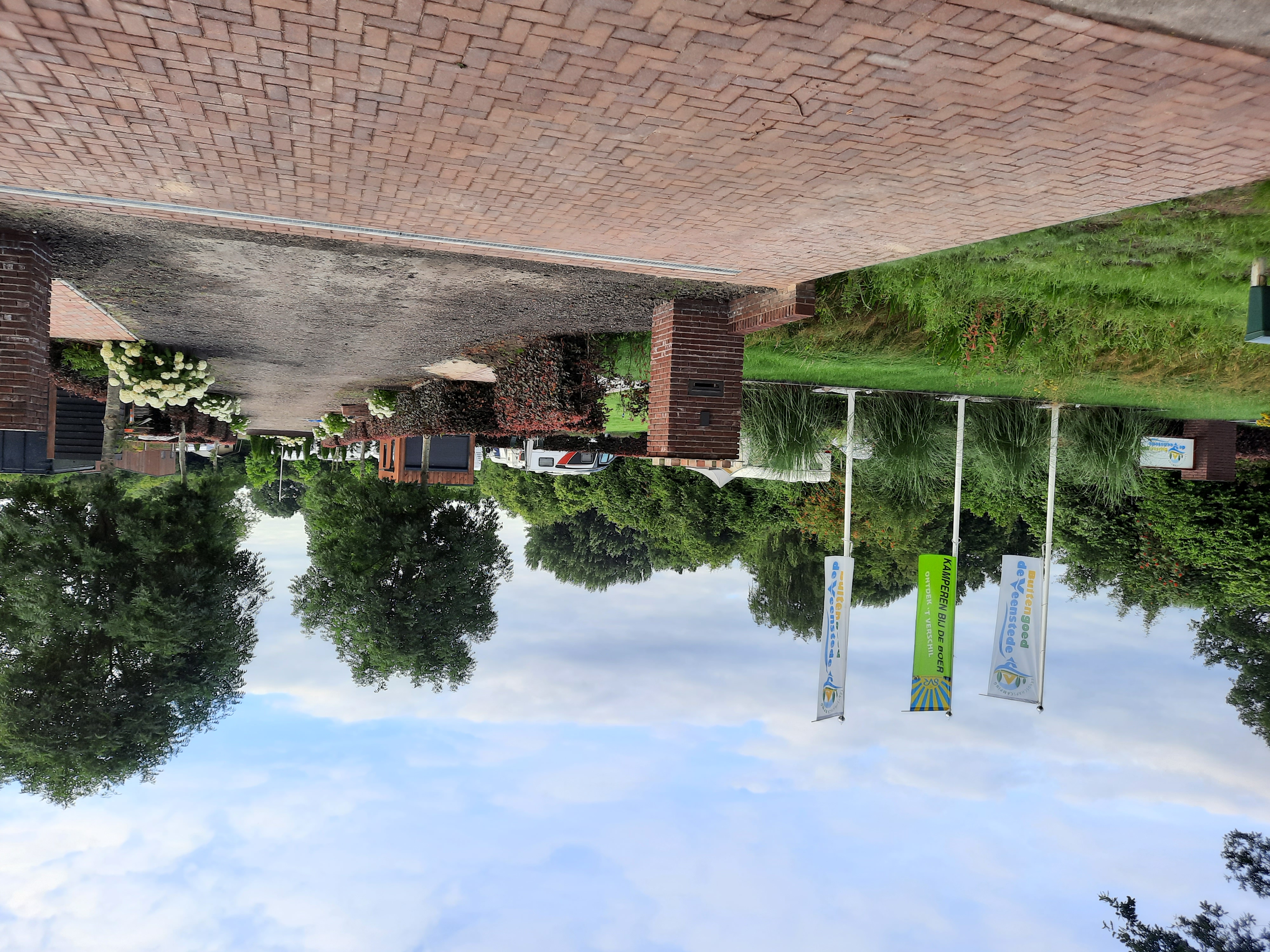 Wohnmobilstellplatz: De ruime ingang van de camping met aan de rechter zijde de uitstort voor campers - Camping Buitengoed de Veenstede