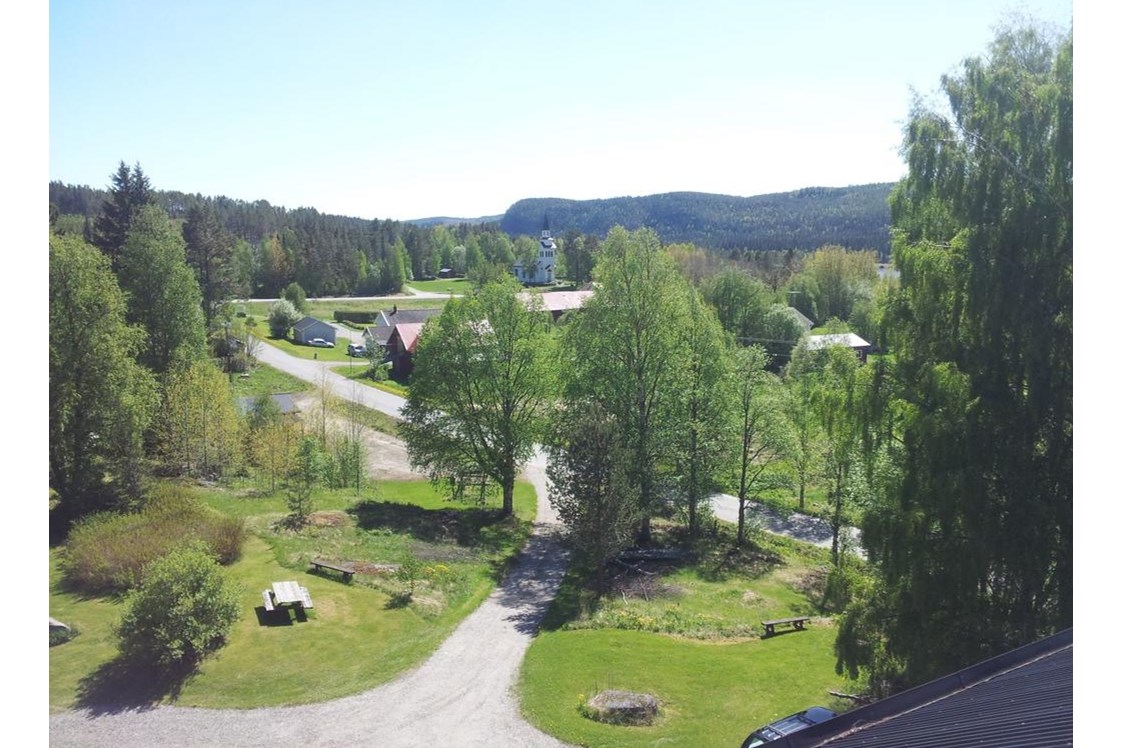 Wohnmobilstellplatz: view   towards   the   entry road - Gillhovs Kursgård - Utbildningscentrum i Gillhov