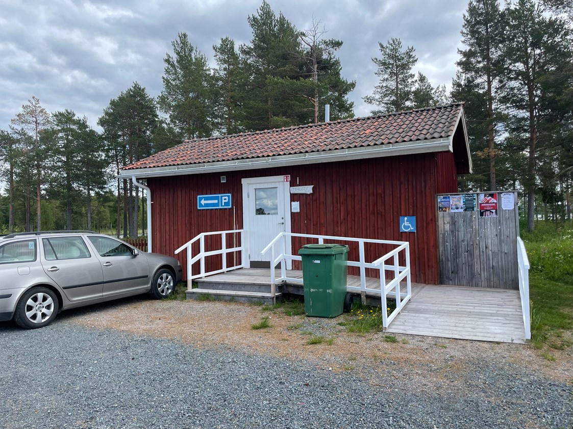 Wohnmobilstellplatz: Toiletten- und Duschhaus mit Waschmaschine - Fågelsjö Gammelgård Bortom Åa