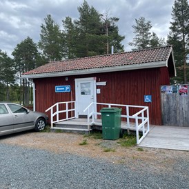 Wohnmobilstellplatz: Toiletten- und Duschhaus mit Waschmaschine - Fågelsjö Gammelgård Bortom Åa