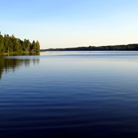 Wohnmobilstellplatz: 600 m eigener Strand und Blick auf den Göta Kanal - Strömsnäs Naturcamping