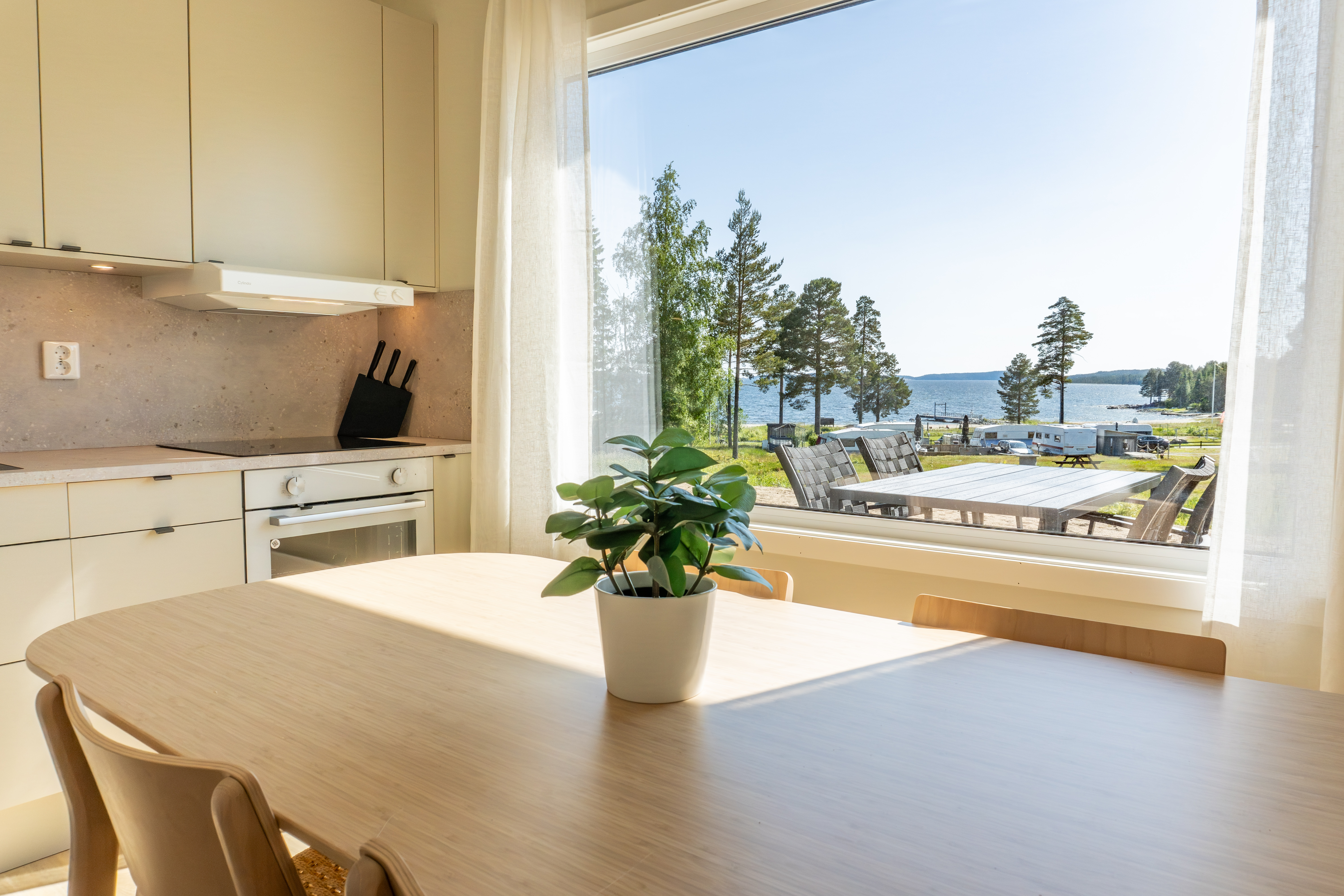 área camper - Husum (Nordschweden) - Kitchen and the view from our newly built Skärgårdssvit cabins - Gullviks Havsbad