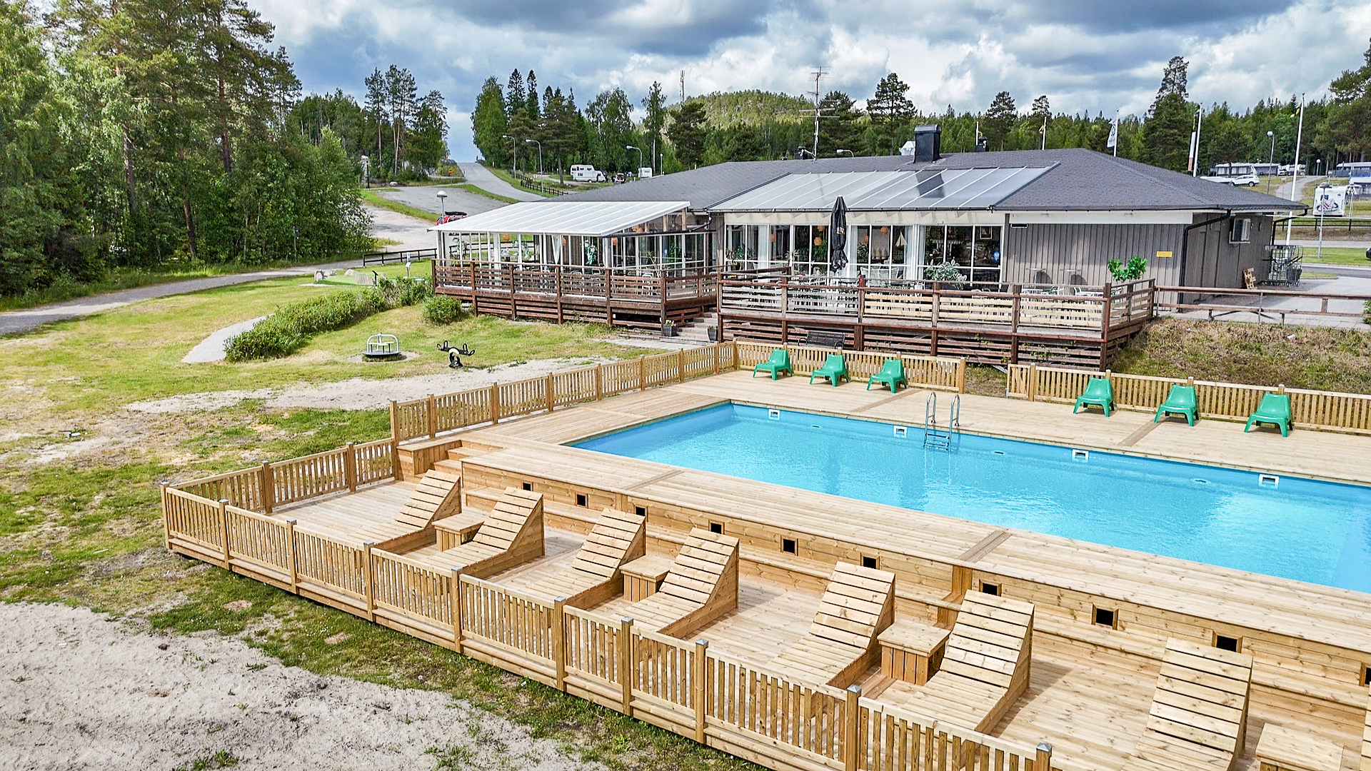 Wohnmobilstellplatz: Pool and restaurant
 - Gullviks Havsbad