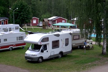 Wohnmobilstellplatz: Stellplätze und Hütten - Camping 45
