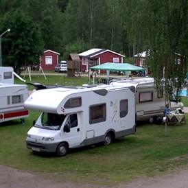 Wohnmobilstellplatz: Stellplätze und Hütten - Camping 45