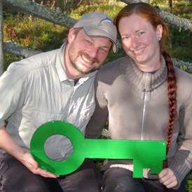 Wohnmobilstellplatz: Die Betreiber Frank und Dorothee mit dem GreenKey (Umweltauszeichnung) - Camping 45