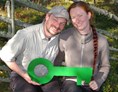 Wohnmobilstellplatz: Die Betreiber Frank und Dorothee mit dem GreenKey (Umweltauszeichnung) - Camping 45