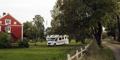 Place de parking pour camping-car - WLAN: teilweise vorhanden - Sud de la Suède - Stellplatz Vidinge Gard - Pension Vidinge Gård