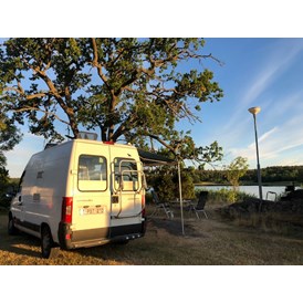 Wohnmobilstellplatz: Campingplatz mit Schatten besorgen unsere Eichenbäume. - Blankaholm NaturCamping