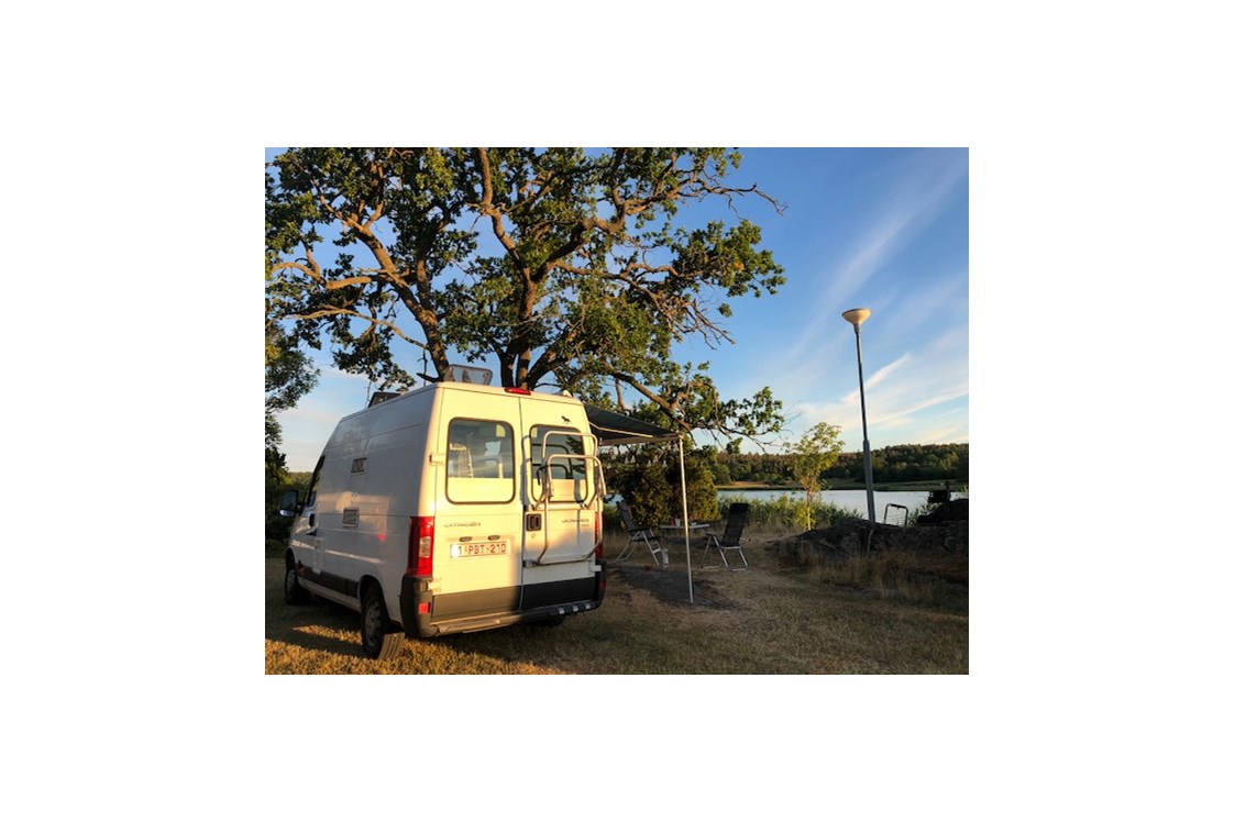 Wohnmobilstellplatz: Campingplatz mit Schatten besorgen unsere Eichenbäume. - Blankaholm NaturCamping