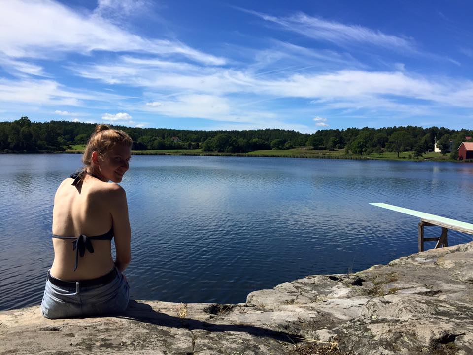 Reisemobilstellplatz - Südschweden - Kleiner Strand mit eigenem Sprungbrett direkt vor unserer Campingbühne, wo im Sommer jede Woche Abendkonzerte stattfinden. Auch vorbei-passierende Gäste sind willkommen ein Bad zu nehmen oder das Konzert zu geniessen. - Blankaholm NaturCamping