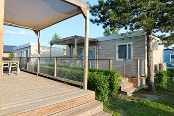 Wohnmobilstellplatz: Luxus Mobile Homes - Storchencamp Camping