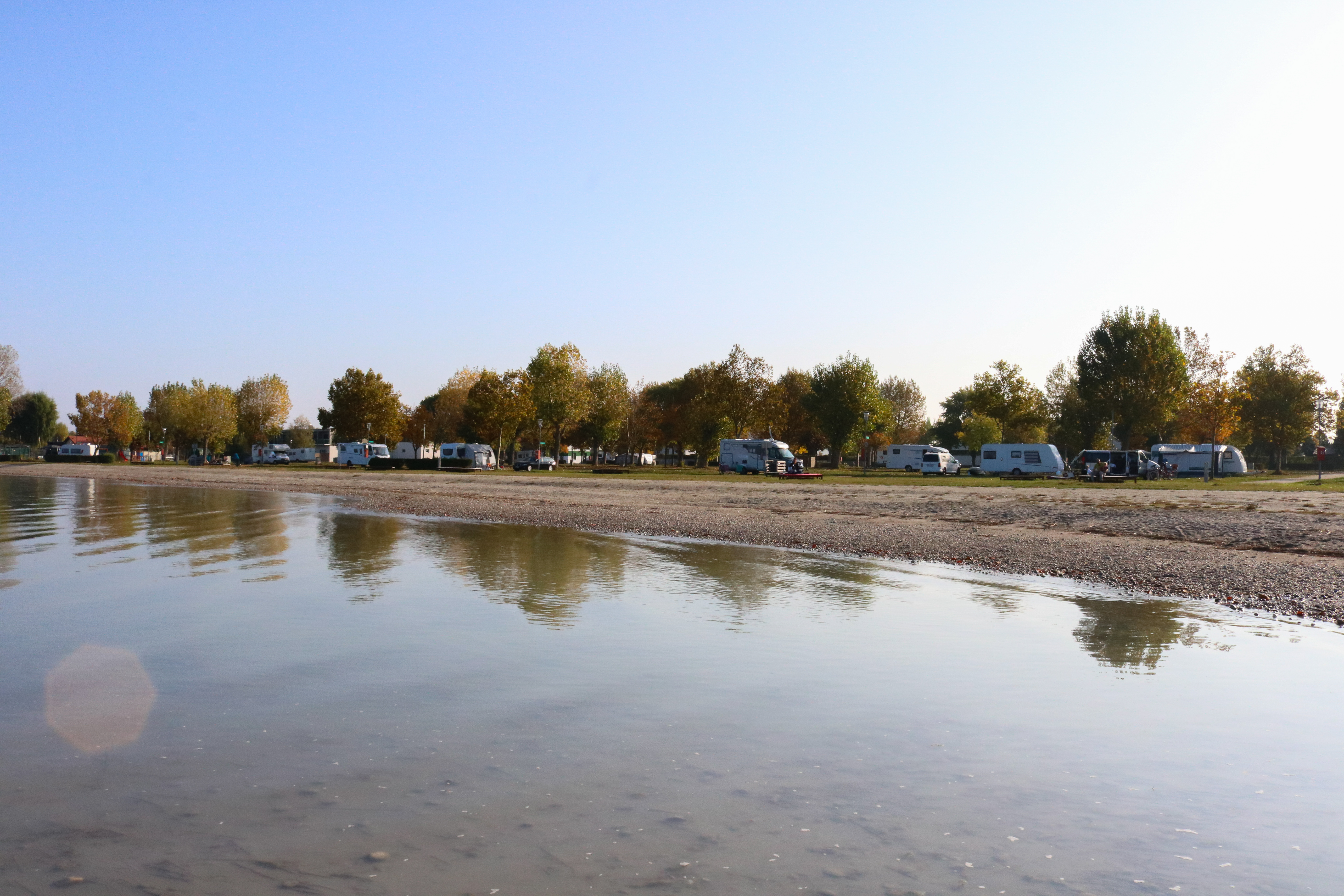 Wohnmobilstellplatz: Strandcampingplatz vom Wasser aus - Strandcamping Podersdorf am See