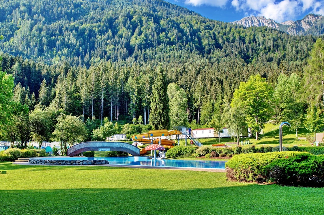 Wohnmobilstellplatz: Wunderbare Aussicht von der Liegewiese
 - Camping am Waldbad