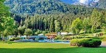 Reisemobilstellplatz - Grauwasserentsorgung - Österreich - Wunderbare Aussicht von der Liegewiese
 - Camping am Waldbad