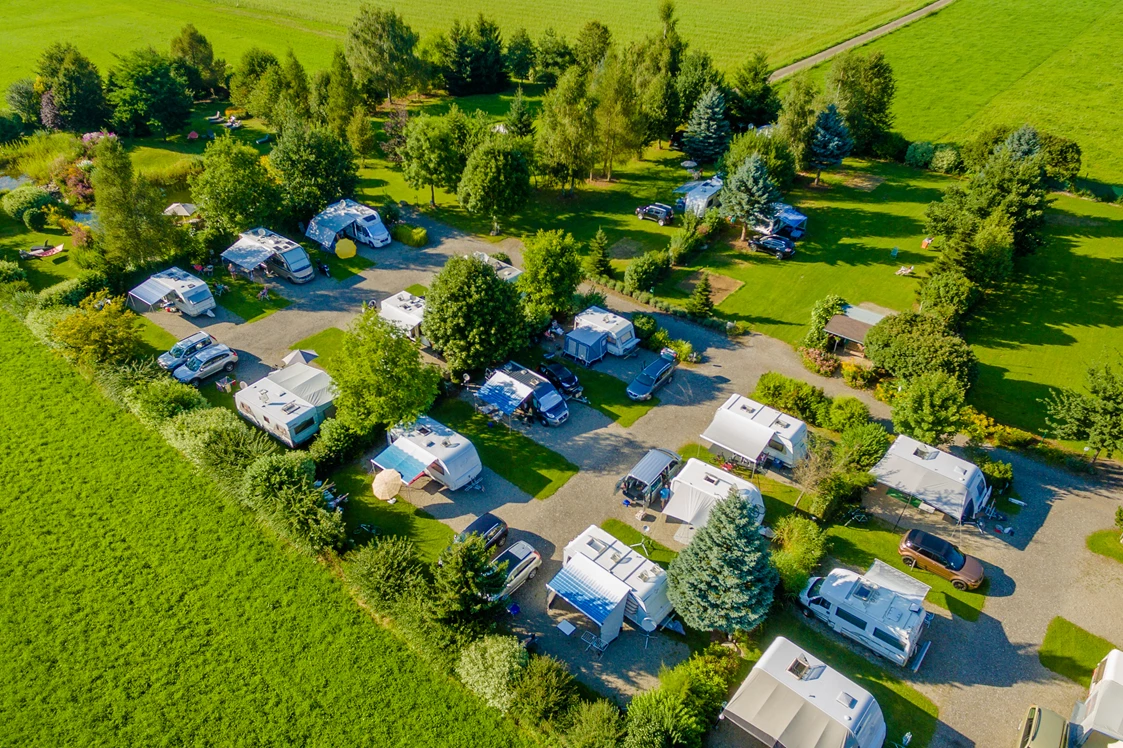 Wohnmobilstellplatz: Großzügige Stellplätze mit Kanal-Wasser-Strom Anschluss - 50Plus Campingpark Fisching