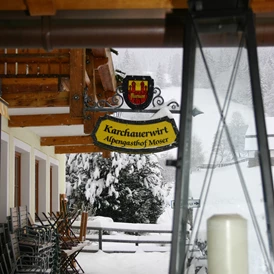 Wohnmobilstellplatz: Hauseingang im Winter - Alpengasthaus Moser