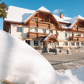 Wohnmobilstellplatz: Haus mit Schnee - Alpengasthaus Moser