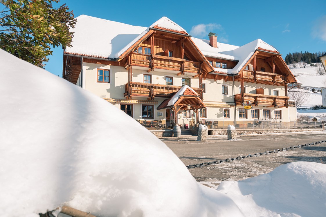 Wohnmobilstellplatz: Haus mit Schnee - Alpengasthaus Moser