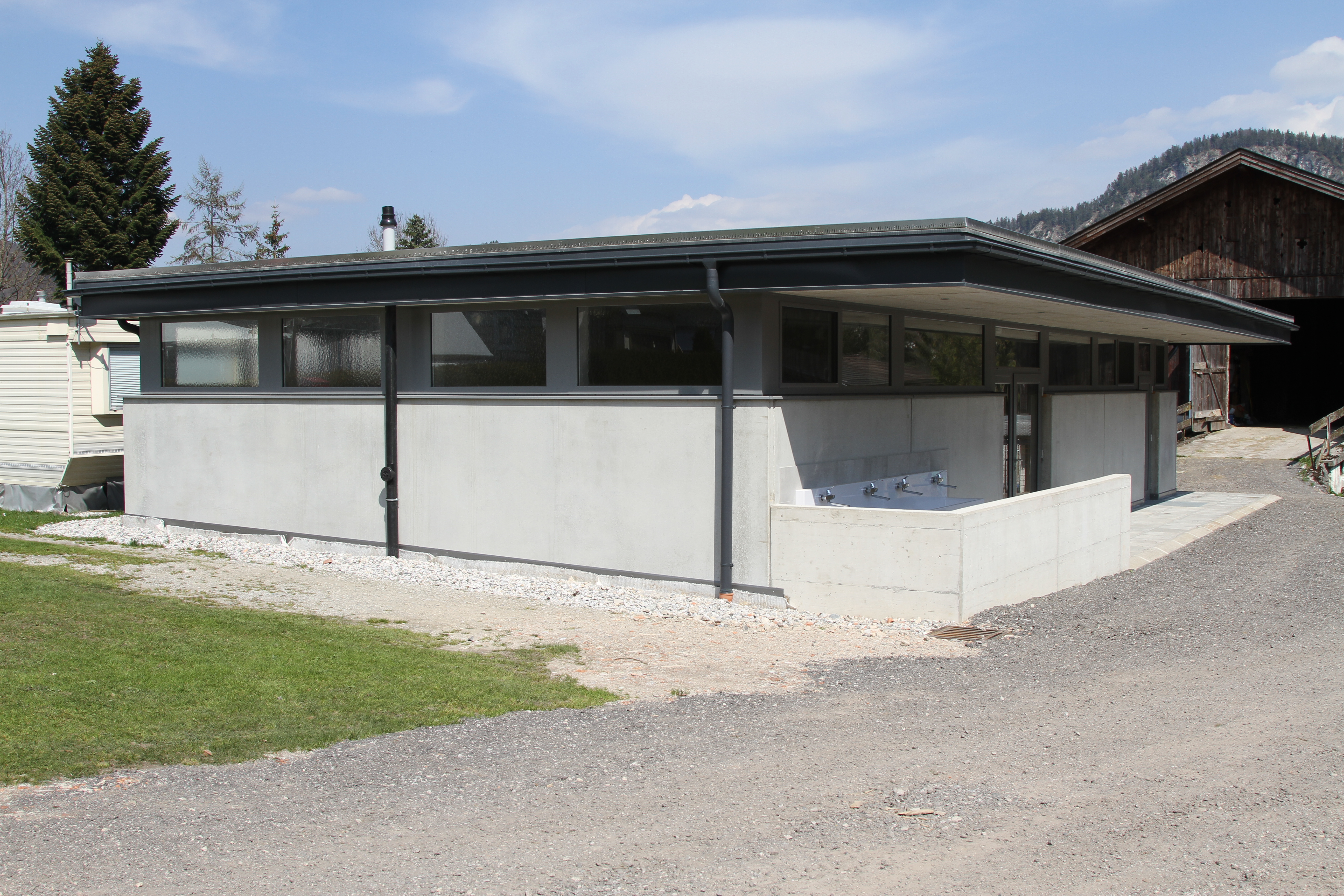 Reisemobilstellplatz - Brannenburg - Sanitärgebäude - Camping Hiasenhof