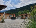 Wohnmobilstellplatz: Eingangsbereich, Treffpunkt Rafting, Outdoor Bar im Hintergrund - Adventurepark Osttirol