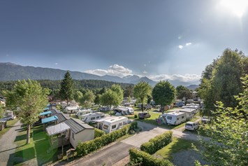 Wohnmobilstellplatz: Camping umgeben von den Kärntner Berg- und Seenwelten - EuroParcs Hermagor · Nassfeld