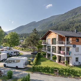Wohnmobilstellplatz: AlpinLodge und Camping im Sommer - EuroParcs Hermagor · Nassfeld