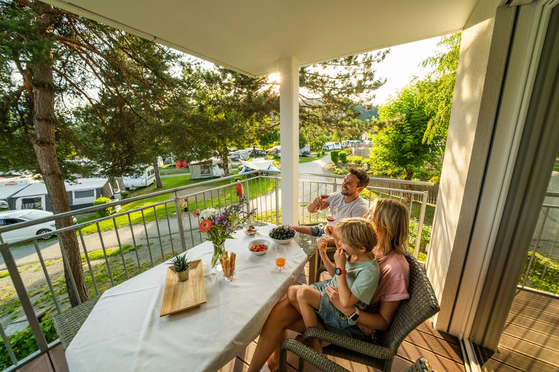 Wohnmobilstellplatz: Genuss auf dem Balkon des Alpin Appartements - EuroParcs Hermagor · Nassfeld