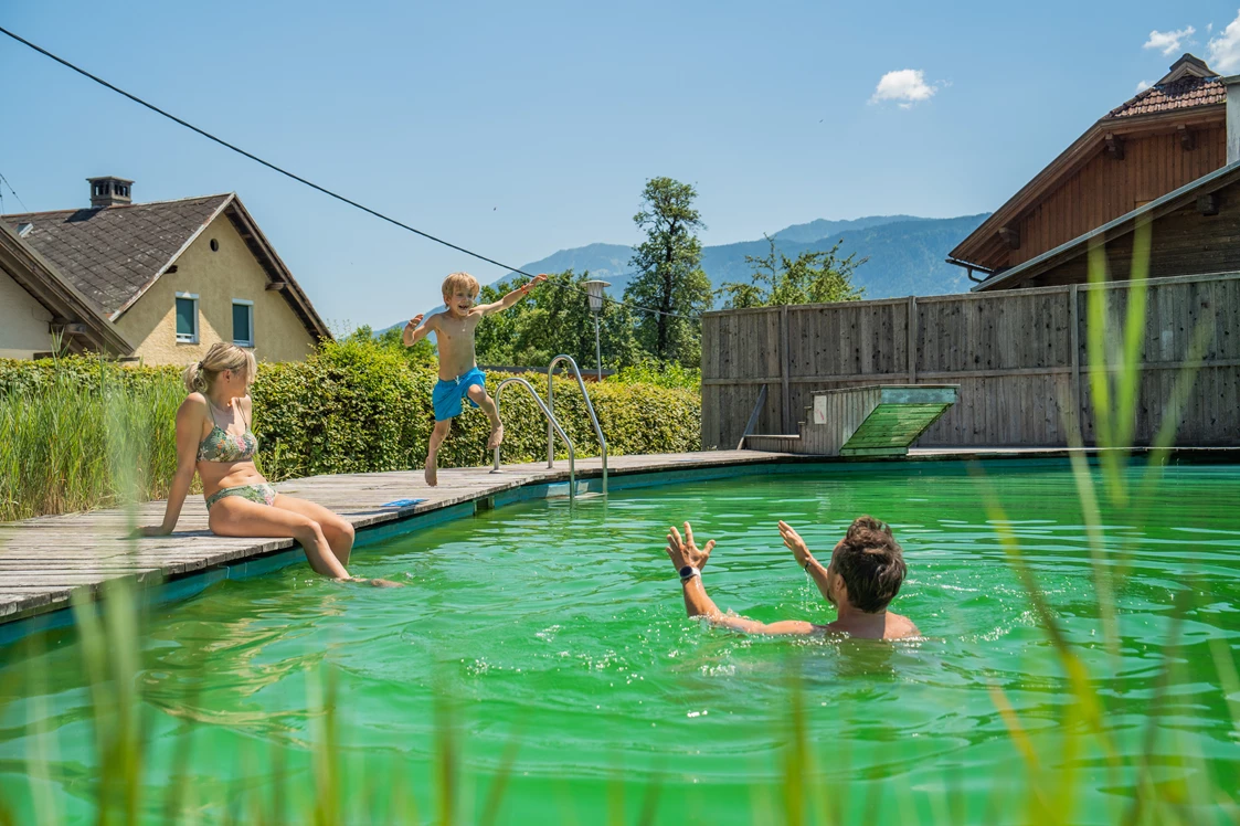 Wohnmobilstellplatz: Sprung in den Naturschwimmteich - EuroParcs Hermagor · Nassfeld