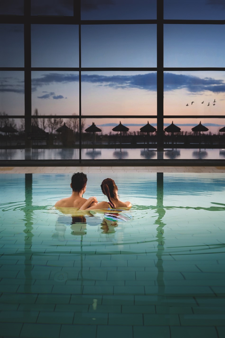 Area sosta per camper - Prellenkirchen - Therme_Innenbecken_Abendstimmung © St. Martins Therme und Lodge_Peter Rigaud  - Caravan Stellplatz der St. Martins Therme & Lodge