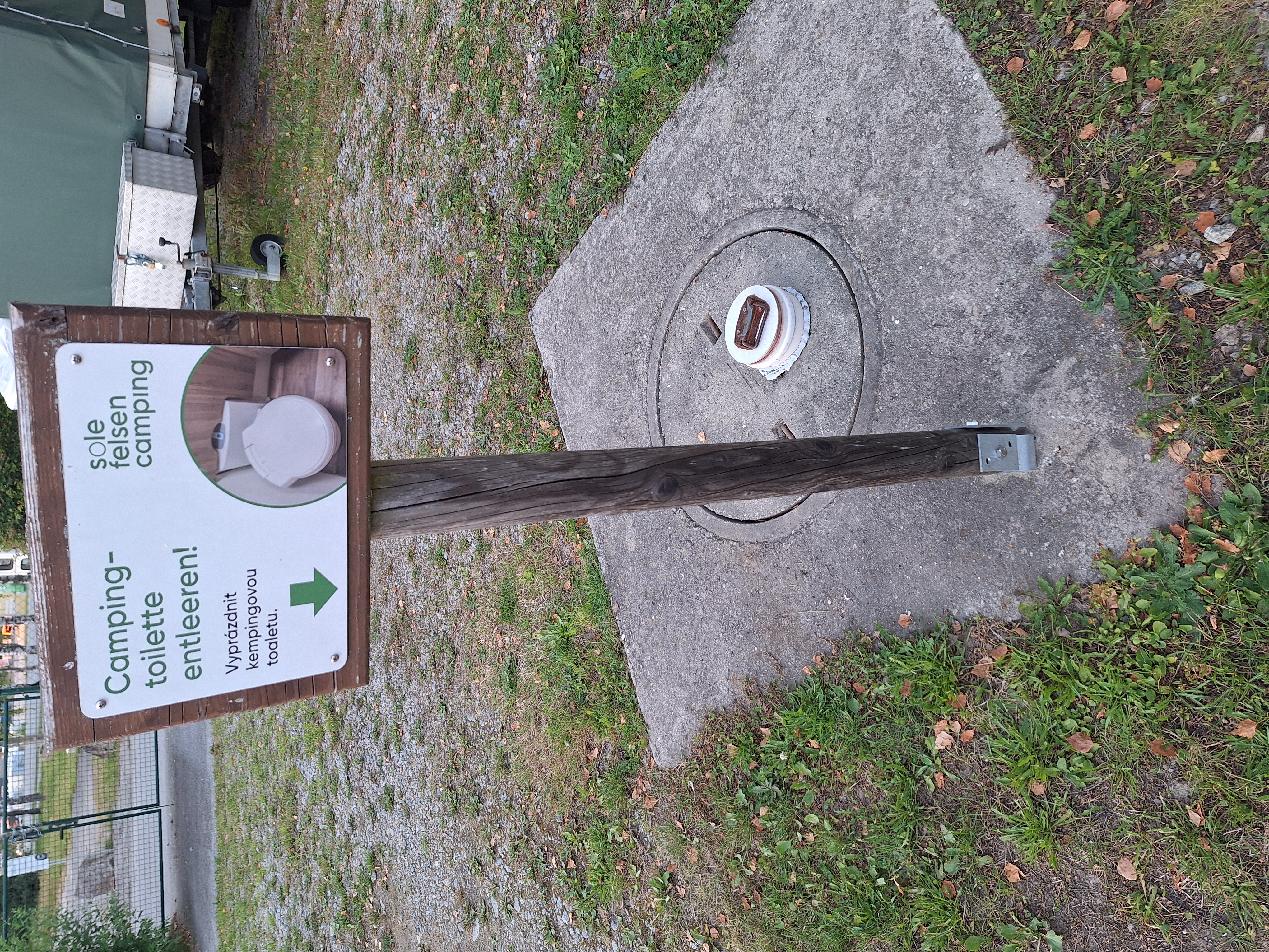 Wohnmobilstellplatz: Auf einen Platz für 2 Personen mit WOMO €33 + €5 für Strom einfach zu viel. Wenn wer danebenschüttet..., Grauwasserentleerung nicht vorhanden!  - Campingplatz beim Sole-Felsen-Bad Gmünd