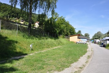 Wohnmobilstellplatz: Stellplätze im eingezäunten Bereich - Camping an der Donau